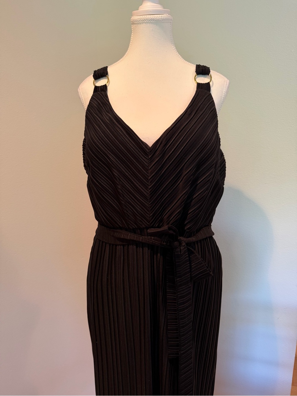 Guess Black Pleated V-Neck Maxi Dress with Waist Tie and Leg Slit - Picture 3 of 5
